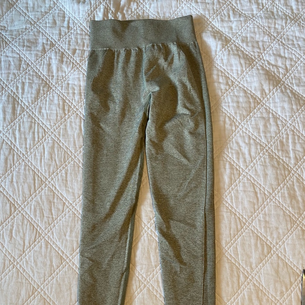 Gym shark leggings